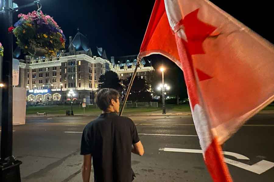 estudiante ondeando bandera en viaje internacional