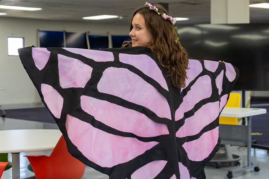 Estudiante posando con su capa.