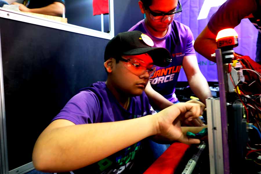 Demián Gallegos es team leader en el grupo de robótica Quantum Force