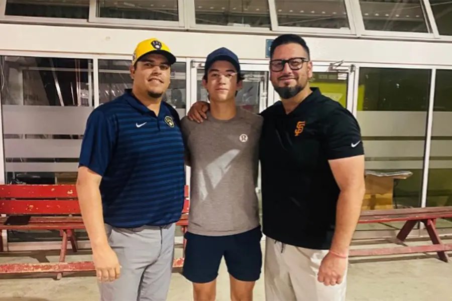 estudiante-prepatec-navojoa-firma-con-gigantes-de-san-francisco-béisbol