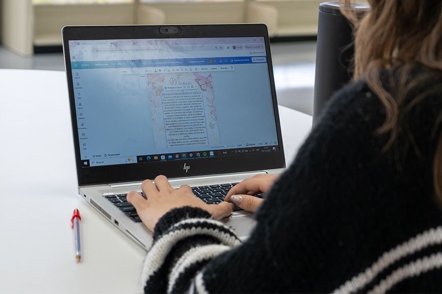 Estudiante redactando su cuento.