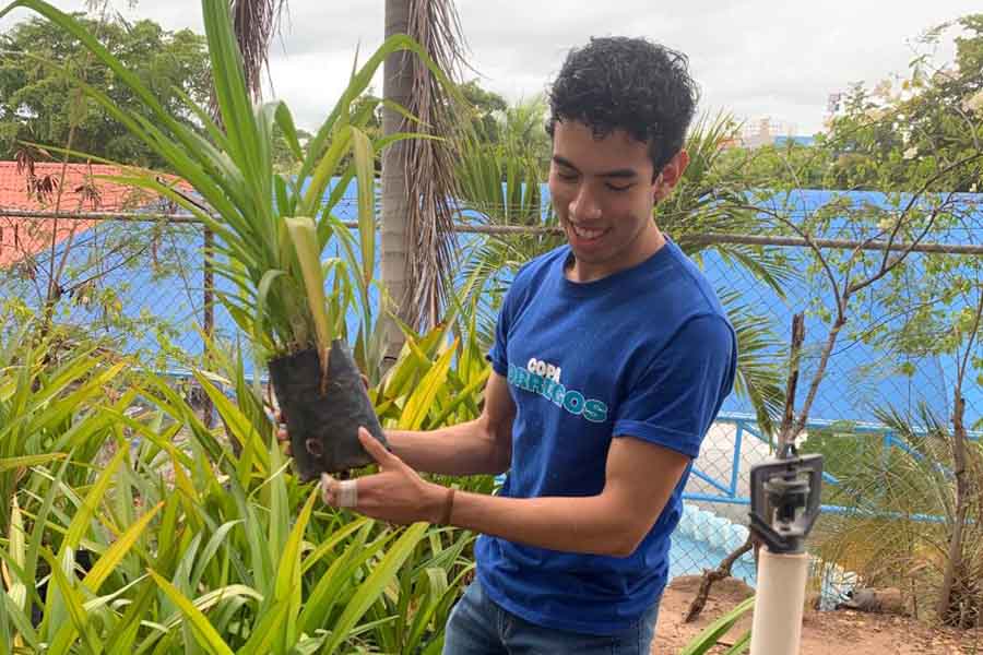 estudiante seleccionado como embajador haciendo labor social