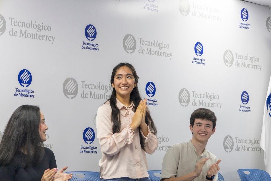 Estudiantes en ceremonia de reconocimiento por proyectos