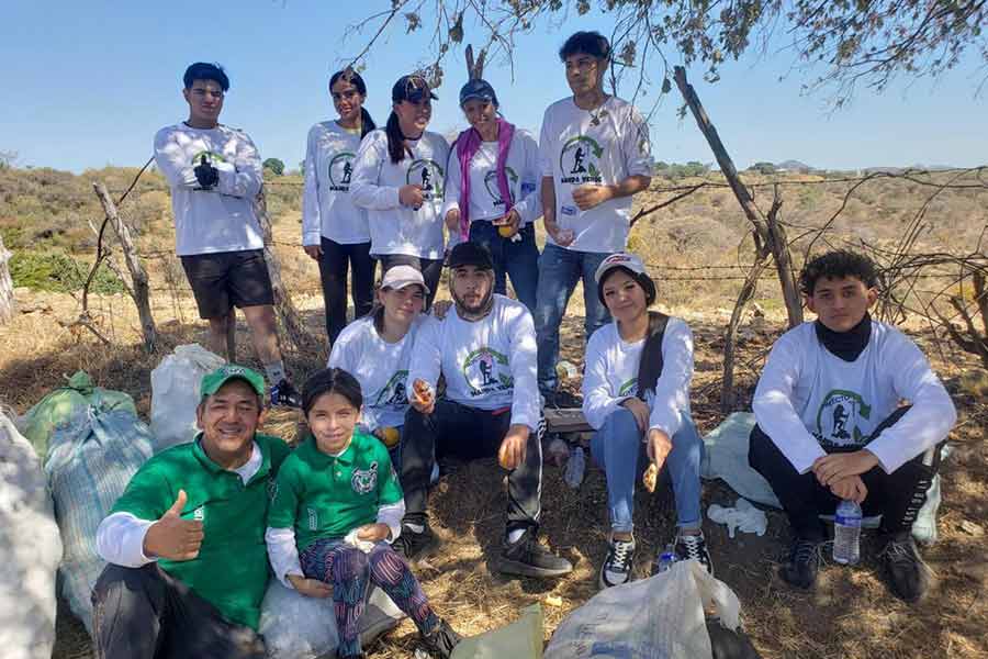 Alumna Tec y voluntarios en Manda Verde