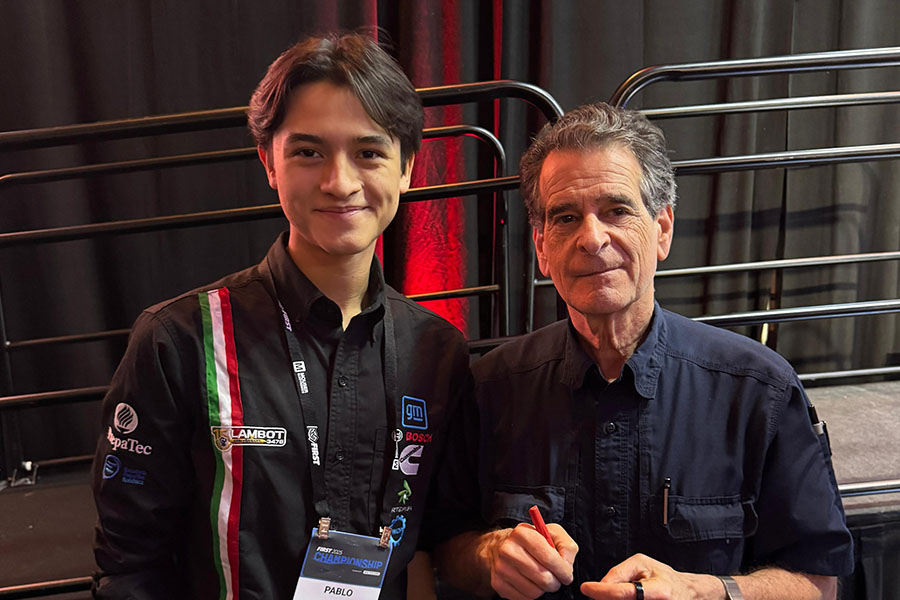 Pablo Constantino junto a Dean Kamen fundador de First y quien da el nombre al reconocimiento.