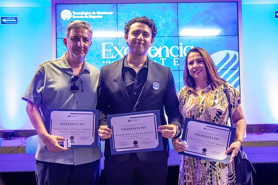 Hijo con padres sosteniendo 3 diplomas. 