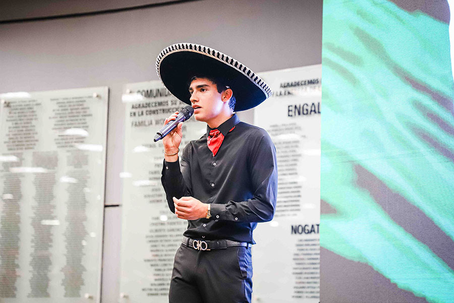 Estudiante del Tec campus Laguna destaca por su papel como cantante en diferentes eventos del campus