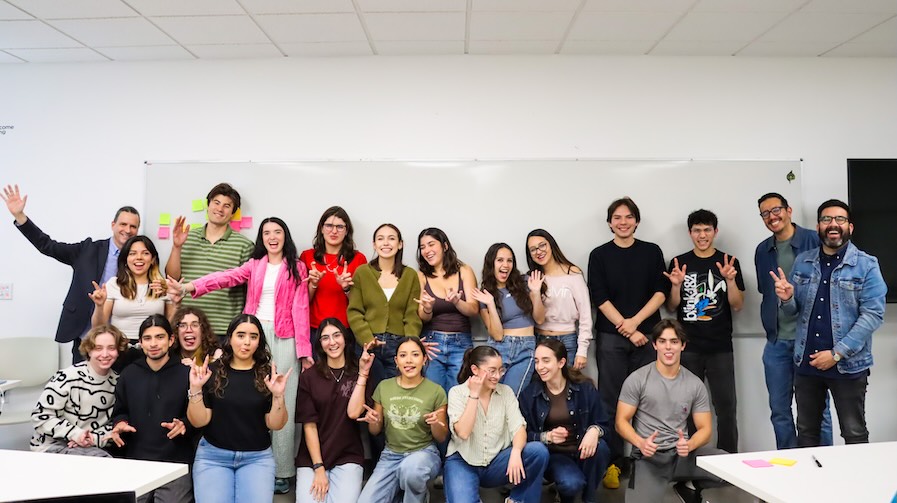 Allan Chochinov con estudiantes y docentes en foto grupal.