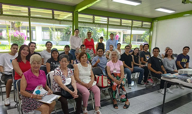 Estudiantes de cuarto semestre de la Licenciatura en Finanzas del Tec campus Cuernavaca, impartieron talleres de educación financiera y finanzas personales a adultos mayores en el CEAGEM.