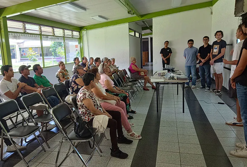 Estudiantes de cuarto semestre de la Licenciatura en Finanzas del Tec campus Cuernavaca, impartieron talleres de educación financiera y finanzas personales a adultos mayores en el CEAGEM.