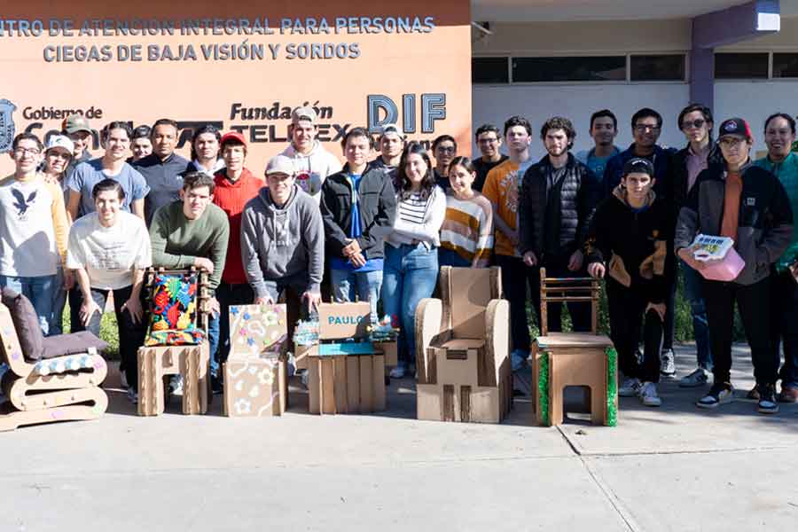 Estudiantes el día de entrega de las sillas