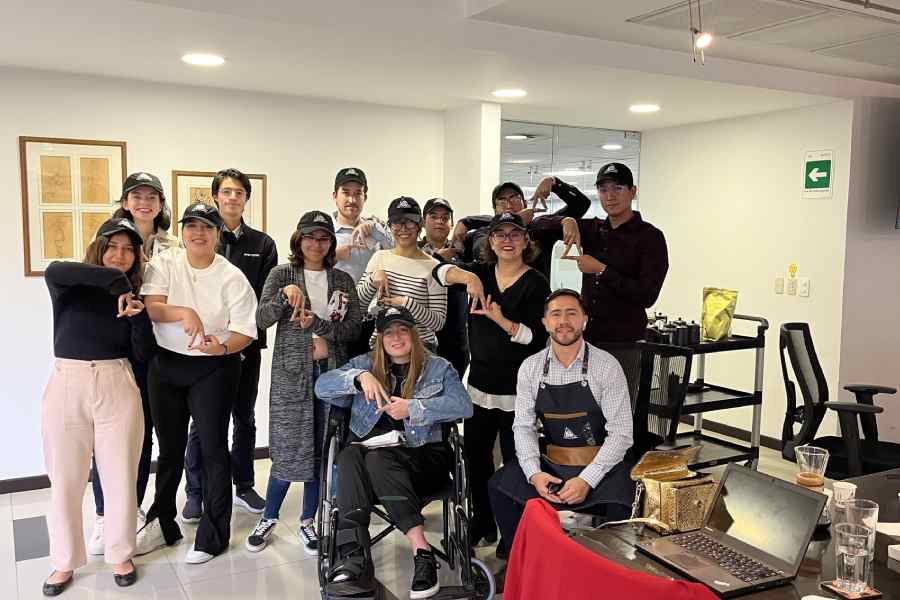 Estudiantes durante la misión comercial en Colombia