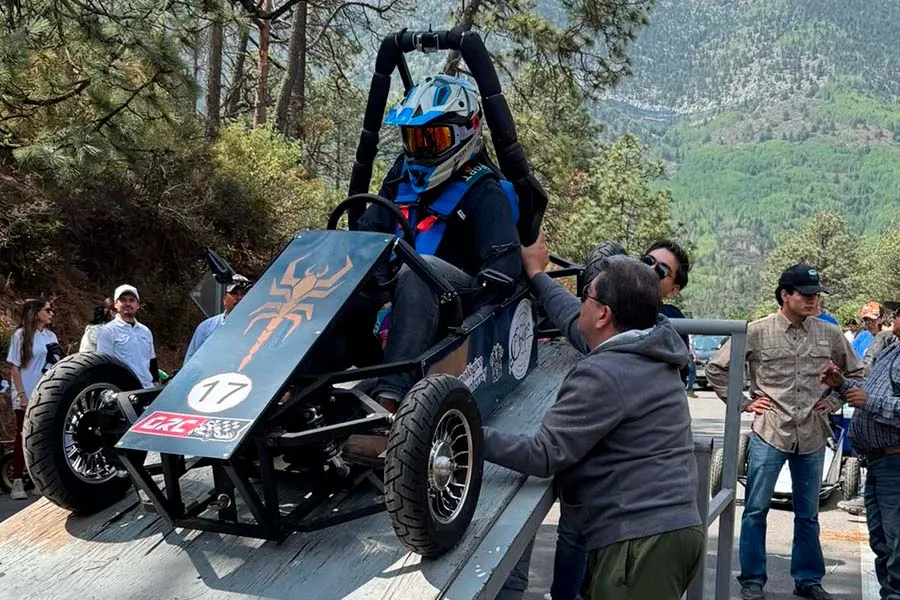 Estudiantes del Tec de Monterrey campus Laguna se convierten en diseñadores y pilotos de competencias automotrices