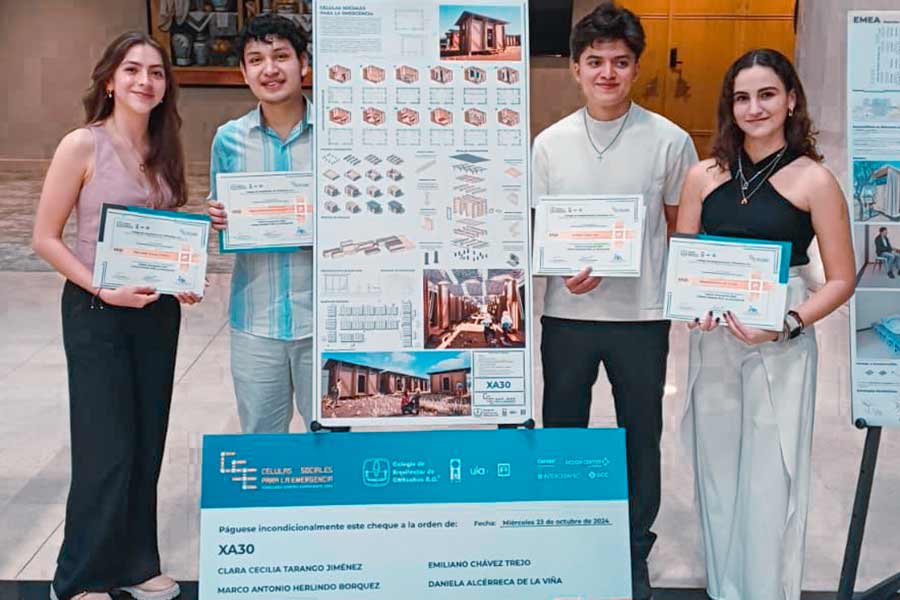 Estudiantes de la EAAD del Tec campus Chihuahua con sus reconocimientos del concurso de diseño social 2024 junto a su proyecto de refugio modular.