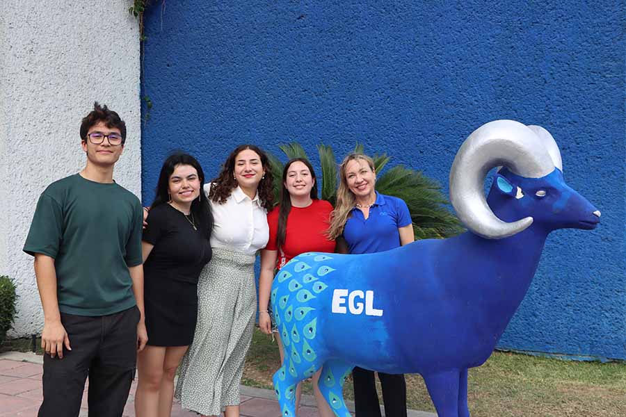 Roberto Pérez, Alma Muñiz, Valeria Aldariz, María José Lozano, los estudiantes ganadores de la olimpiada regional, con su profesora Nicole Henkel.  