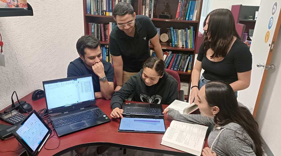 Estudiantes ganan bronce en competencia de logística en simulación