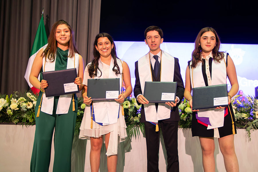 Estudiantes graduados de PrepaTec Laguna en 2024 y que obtuvieron la mención honorífica de excelencia posan para fotografía