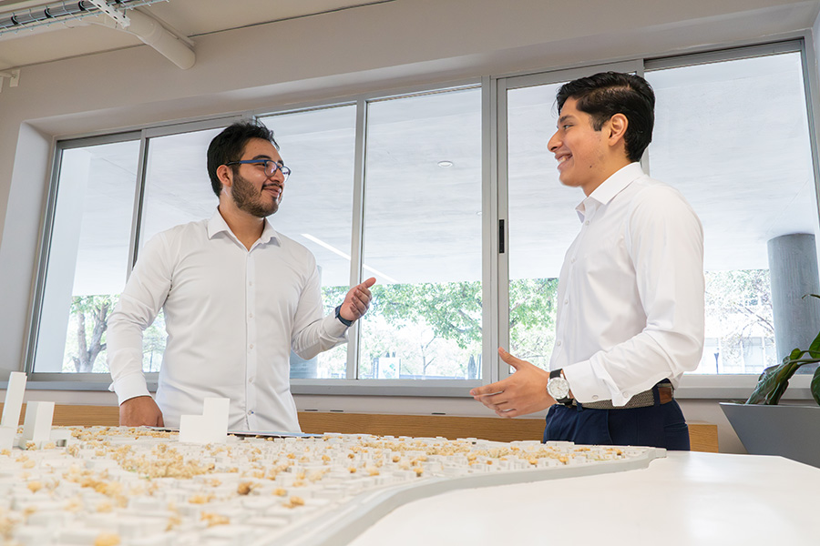Estudiantes del Tec y una maqueta