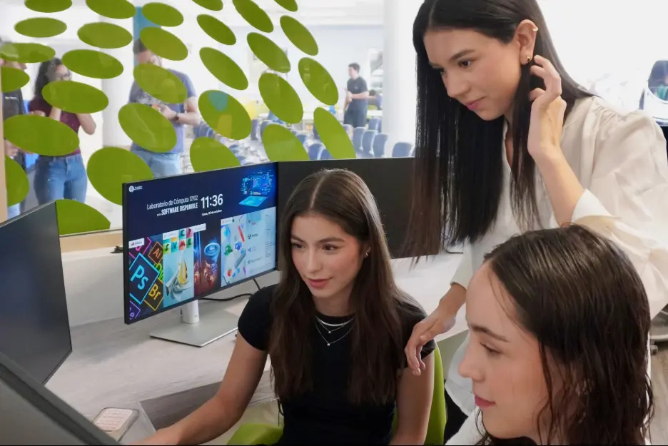 Estudiantes de ITC hacen uso del nuevo laboratorio de IA.