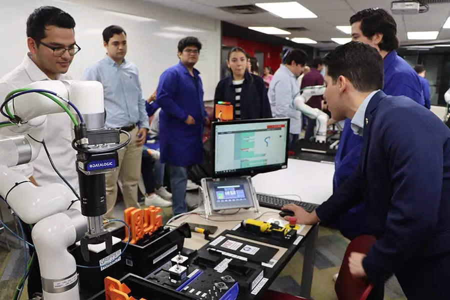 Estudiantes del campus Monterrey participantes en FrED Factory del MIT.