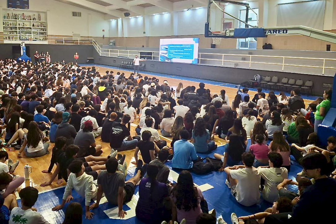 Estudiantes de PrepaTec Chihuahua durante la presentaci&oacute;n del programa Olweus en el campus.