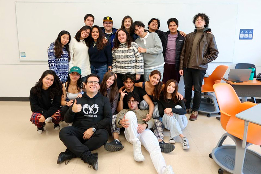 Estudiantes de PrepaTec Esmeralda con Eduardo Esquivel.