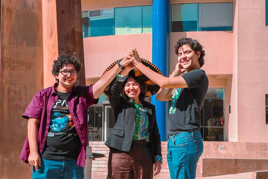 Estudiantes de PrepaTec discuten su proyecto de investigación sobre el Alzheimer en la Feria Estatal de Ciencias e Ingenierías.