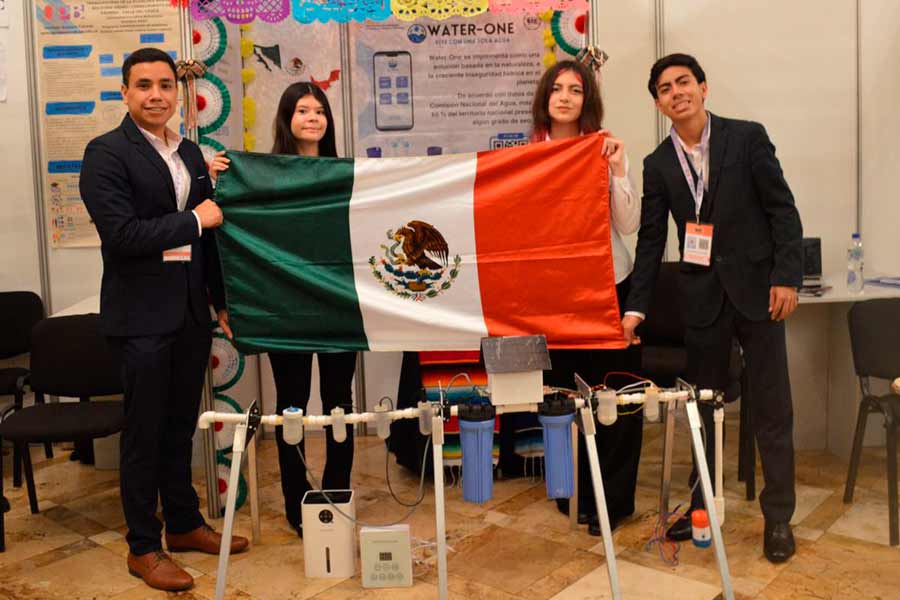 El equipo Water One en Lima exponiendo su proyecto.