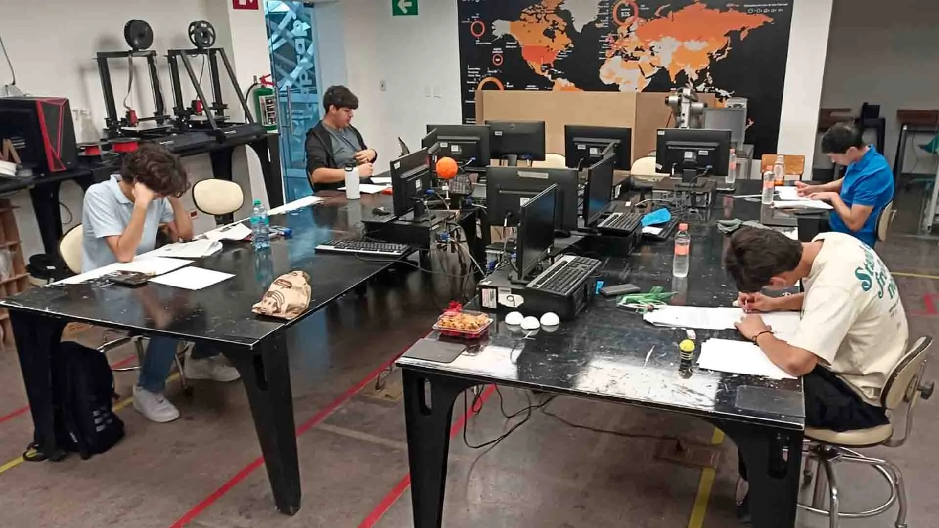 Estudiantes presentan el examen nacional de F&iacute;sica. Foto: Diego Mart&iacute;nez