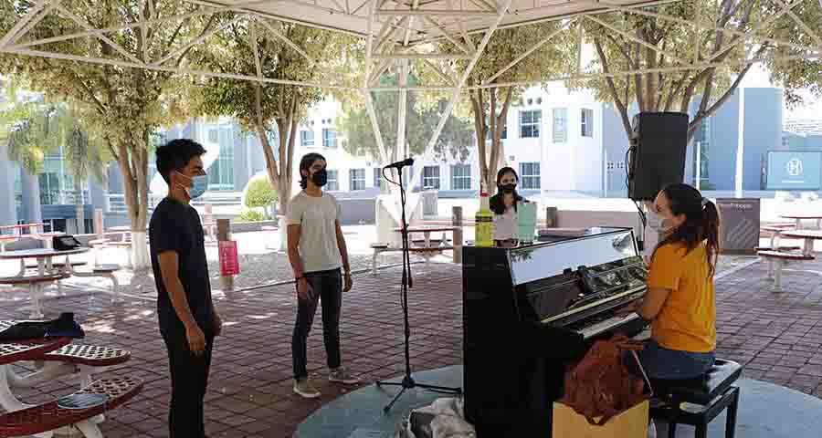 Comenzaron actividades estudiantiles en el Tec campus Querétaro, con clases al aire libre bajo las normas sanitarias actuales.