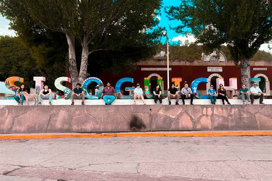 Estudiantes participando en actividades culturales en la Sierra Tarahumara durante Nirata.