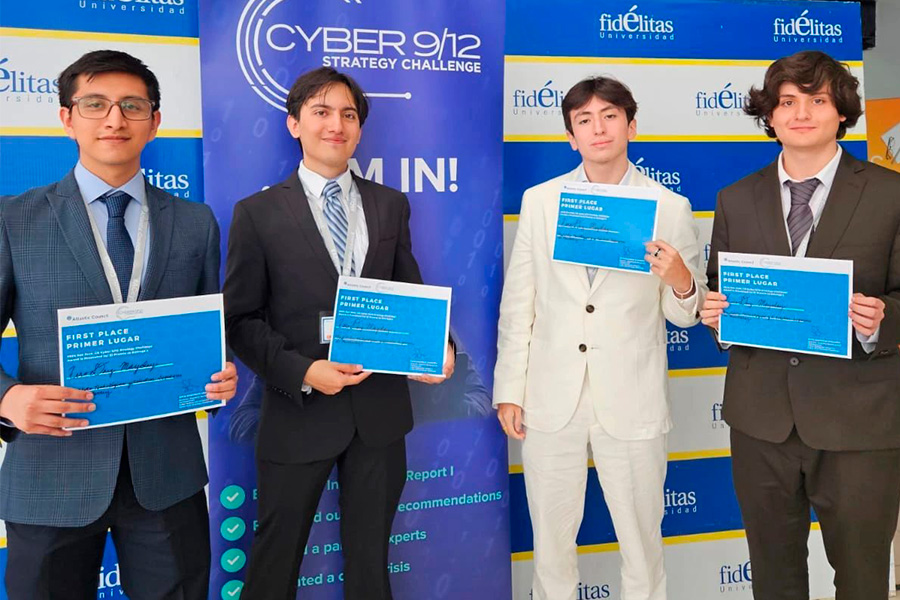 Equipo del Tec campus Estado de México con reconocimientos de primer lugar.