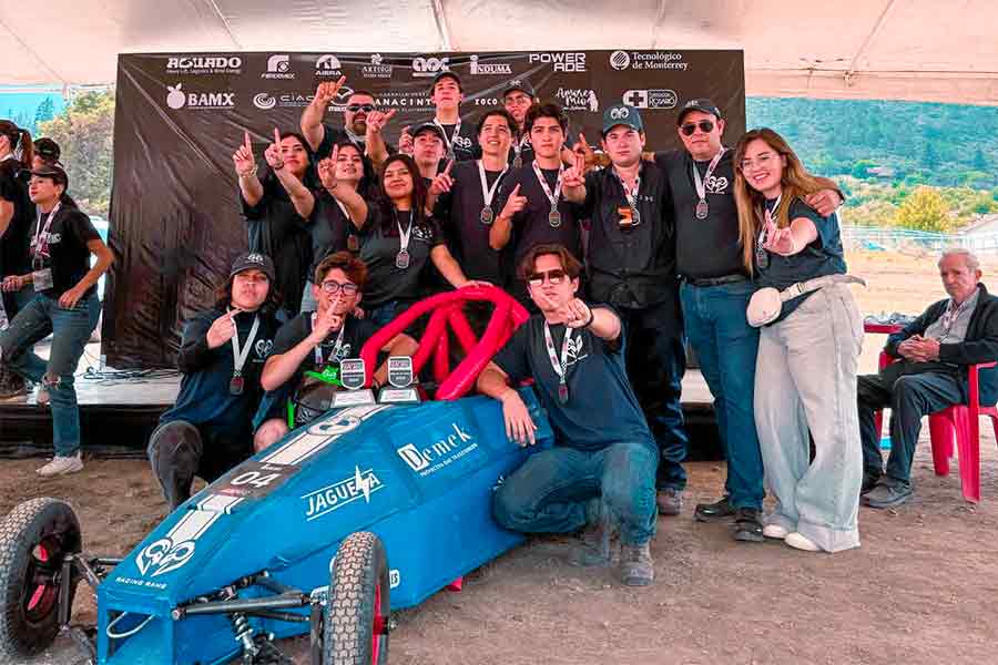 Estudiantes del Tec de Monterrey posando con su auto de gravedad en la competencia Gravity Race Car en Coahuila.