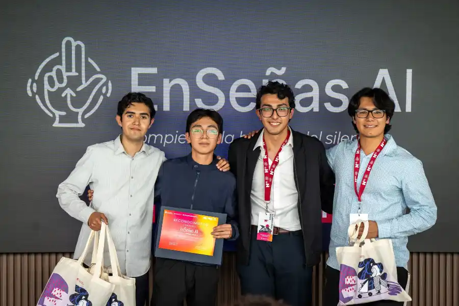 Equipo de estudiantes del Tec con reconocimiento por EnSe&ntilde;as AI, app de traducci&oacute;n de Lengua de Se&ntilde;as Mexicana. Foto: Cortes&iacute;a de Mateo Arias Cruz Medina