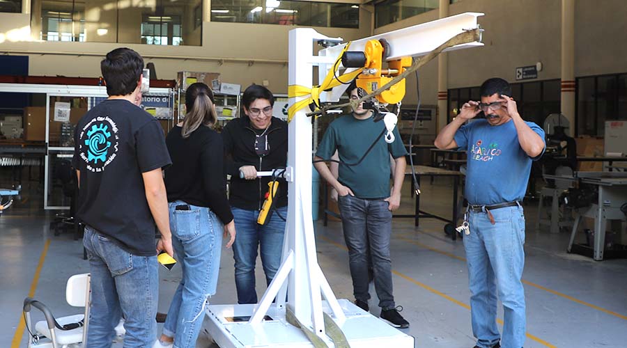 Estudiantes Tec de ingeniería camino a la entrega de la grúa terapéutica para niños con discapacidad