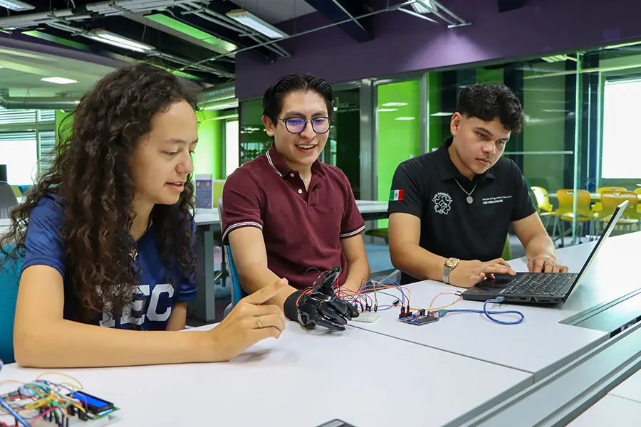 Diego Fernando Hern&aacute;ndez, Ana Laura Tenorio y Christopher Remes actuales integrantes del equipo