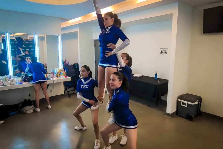 Miembros de la compañía de danza moderna del Tec, campus Hidalgo, ensayando en el camerino antes de su presentación en el concierto de Belanova.