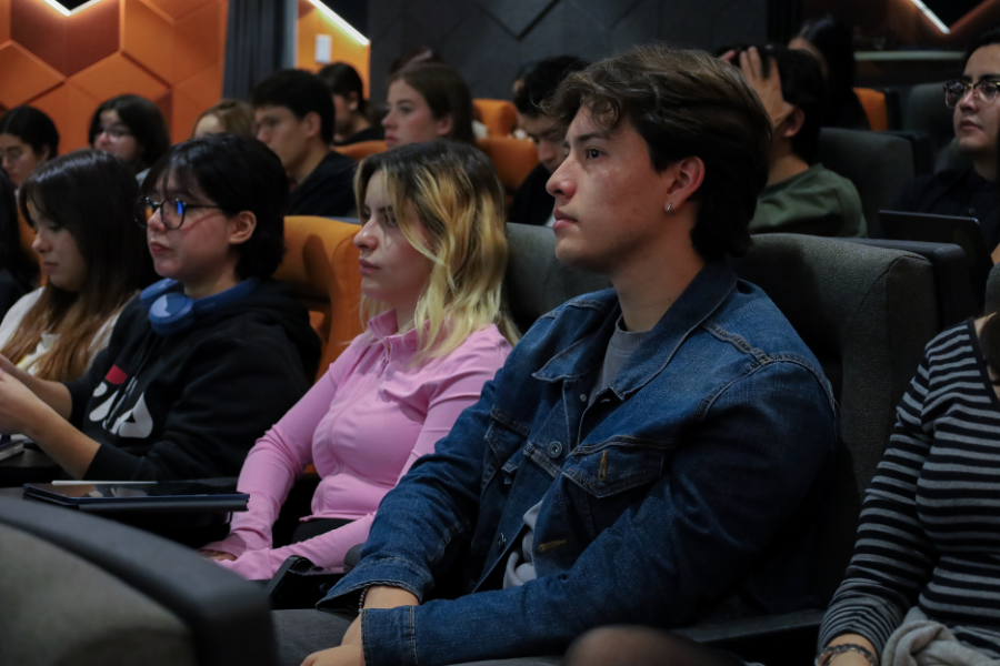 Estudiantes durante la conferencia de Toby Miller.
