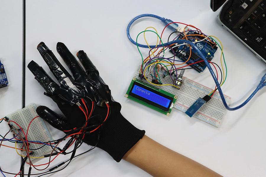 mini pantalla escribe en tiempo real la traducción del guante