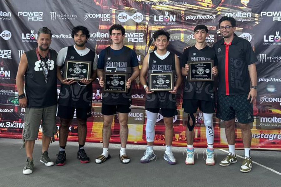 El equipo de estudiantes Borregos de Sonora posando con su premio y los organizadores del torneo.