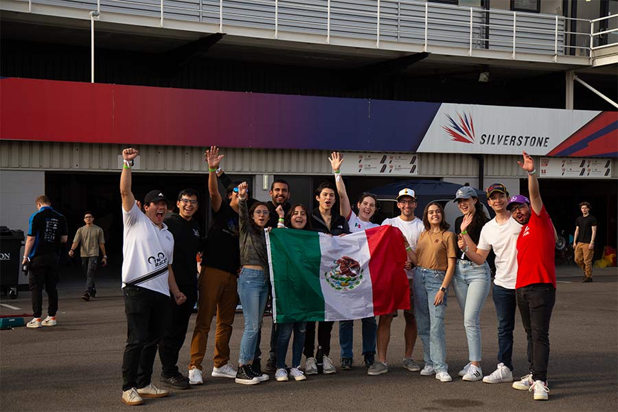 Estudiantes Tec logran el podio en Formula Student UK