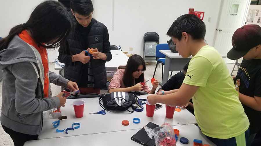 estudiantes trabajan en proyecto social