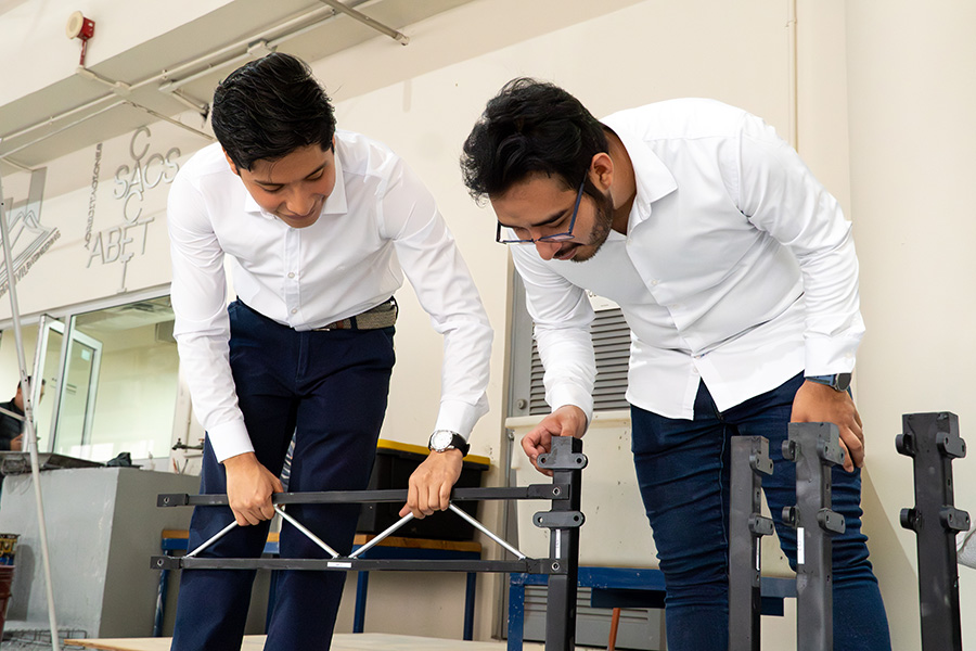 Estudiantes en el taller de ingenier&iacute;a
