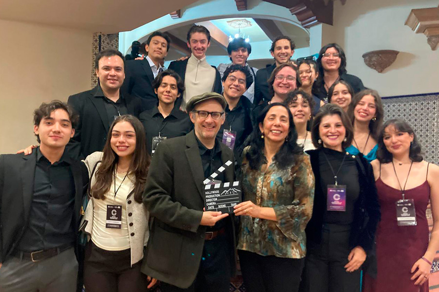 estudiantes-y-profesores-durante-festival-de-cortometrajes