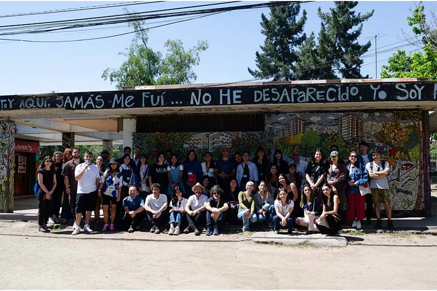 Estudiantes posan para fotografía en Congreso Internacional de Arquitectura celebrado en Chile