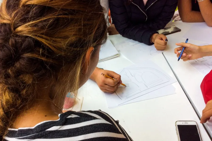 Alumnos de la escuela de estudios creativos en clase