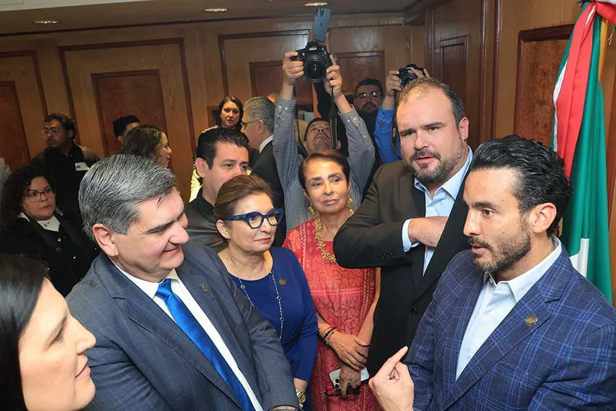 Diputados y senadores EXATEC dialogan con Kenia L&oacute;pez Rabad&aacute;n y David Garza Salazar. 