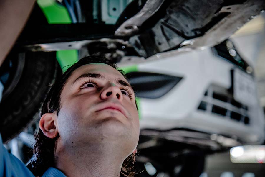 El joven egresado del Tec da servicio con su empresa a negocios con flotillas y a coleccionistas de autos clásicos.