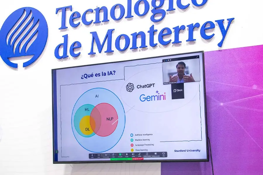 Televisi&oacute;n empotrada en una pared, en la pantalla se ve un Diagrama de Venn y una peque&ntilde;a ventana en la esquina con un hombre hablando.. 