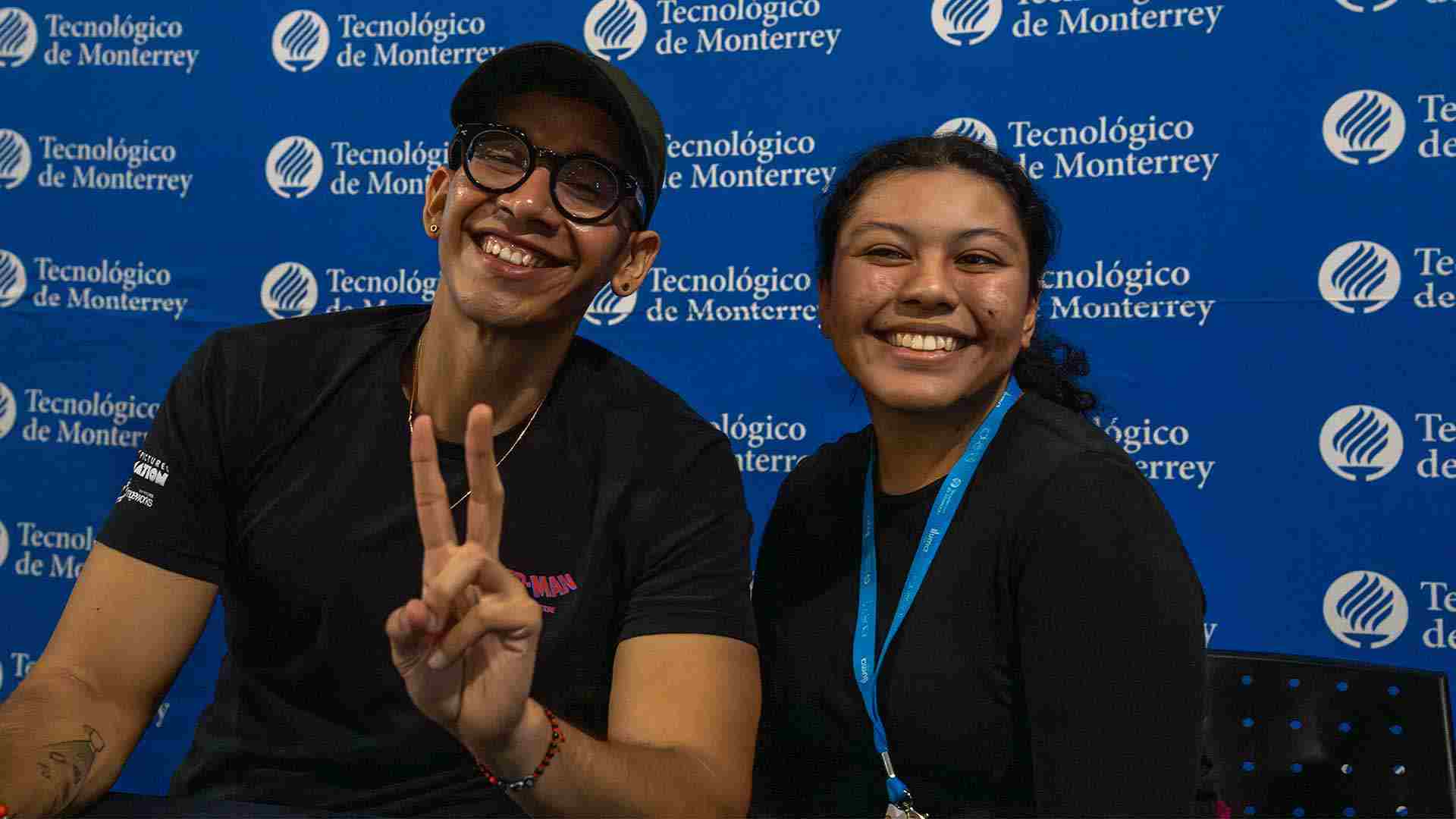 Cruz Contreras enseñando y conviviendo con los estudiantes